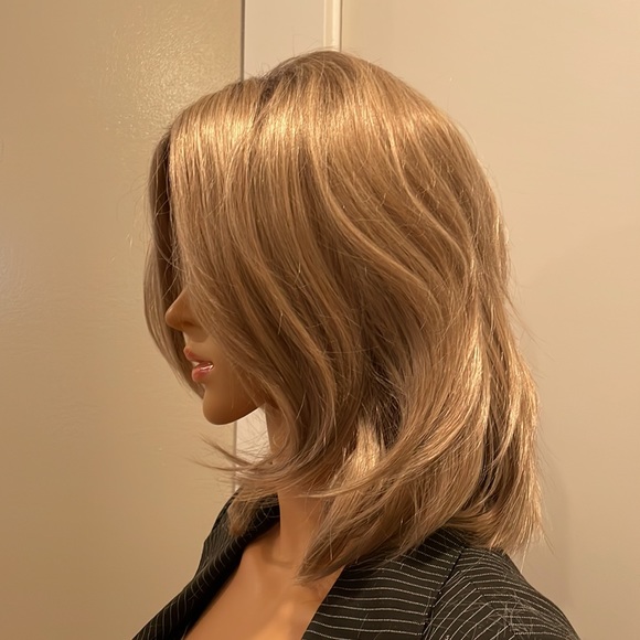 NWT 14” butter beige light layers shoulder length straight blonde wig dark roots - Picture 14 of 16